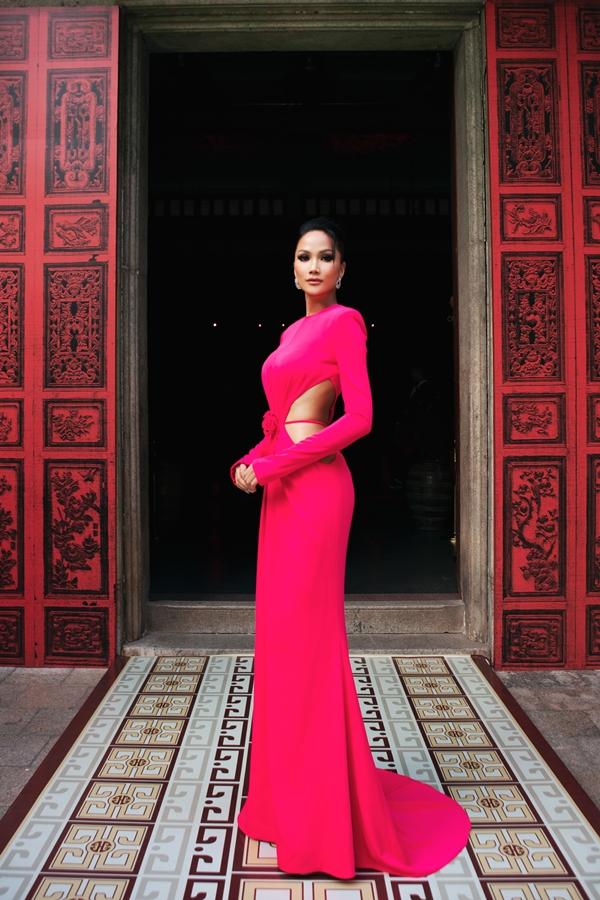 Đỗ Mỹ Linh khoe lưng trần, ngại ngùng nói về cuộc sống tân hôn-5