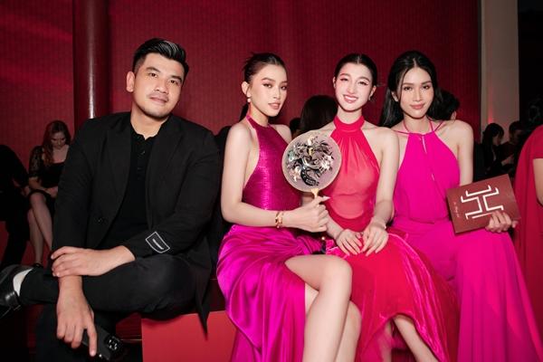 Đỗ Mỹ Linh khoe lưng trần, ngại ngùng nói về cuộc sống tân hôn-17