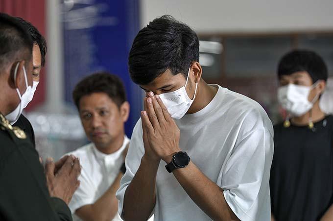 Thủ môn U23 Thái Lan quỳ lạy, xin gia đình nạn nhân tha thứ-2