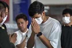 Thủ môn U23 Thái Lan quỳ lạy, xin gia đình nạn nhân tha thứ