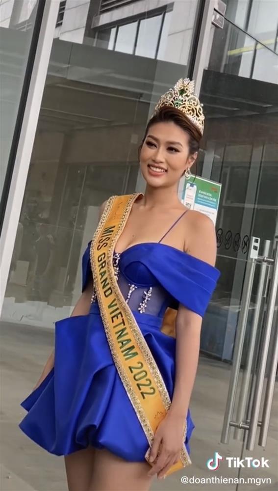 Thiên Ân nên tránh kiểu đầm này kẻo lộ khuyết điểm hình thể-2