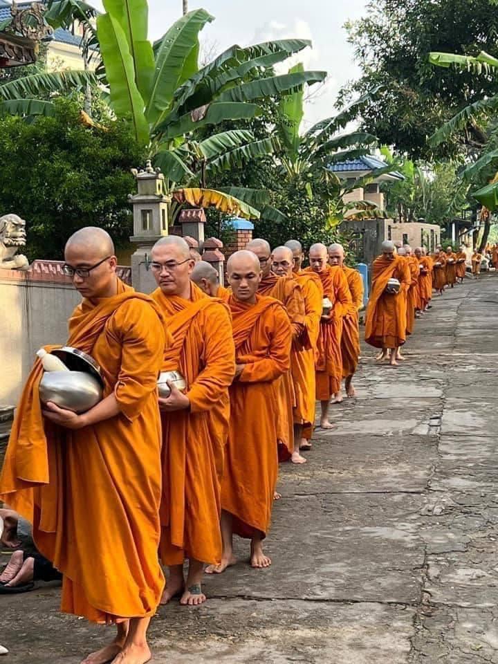 Xôn xao hình ảnh MC Đại Nghĩa xuống tóc trong chùa-5