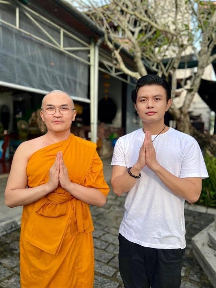 Xôn xao hình ảnh MC Đại Nghĩa xuống tóc trong chùa-6