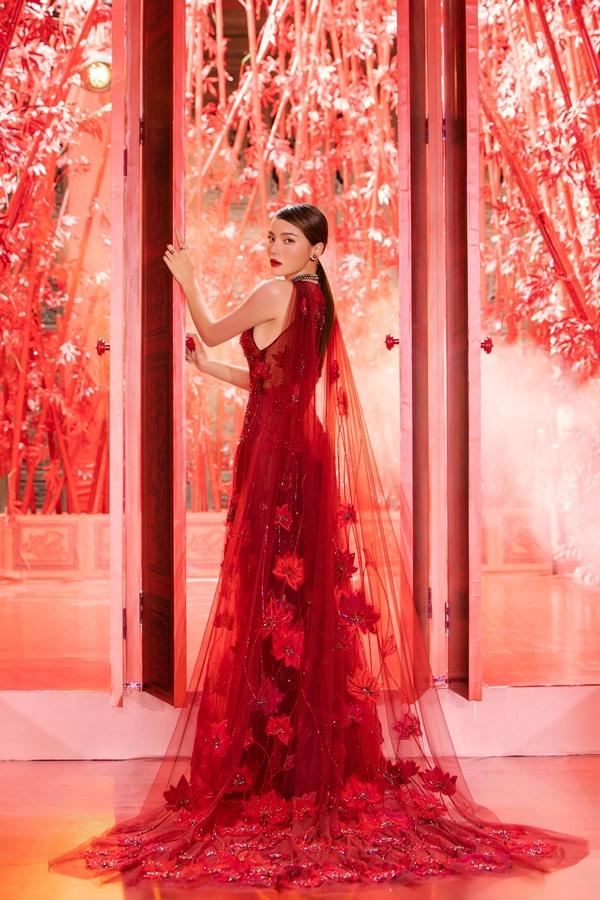 Hoa hậu Kỳ Duyên diện đầm xuyên thấu sáng rực sàn catwalk-1