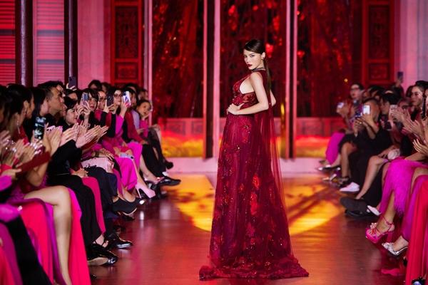 Hoa hậu Kỳ Duyên diện đầm xuyên thấu sáng rực sàn catwalk-3