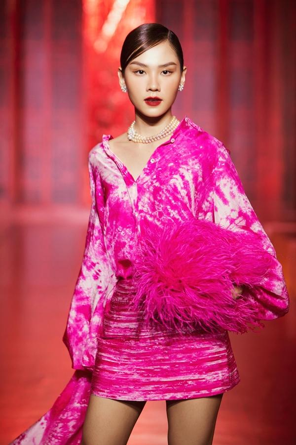 Hoa hậu Kỳ Duyên diện đầm xuyên thấu sáng rực sàn catwalk-5