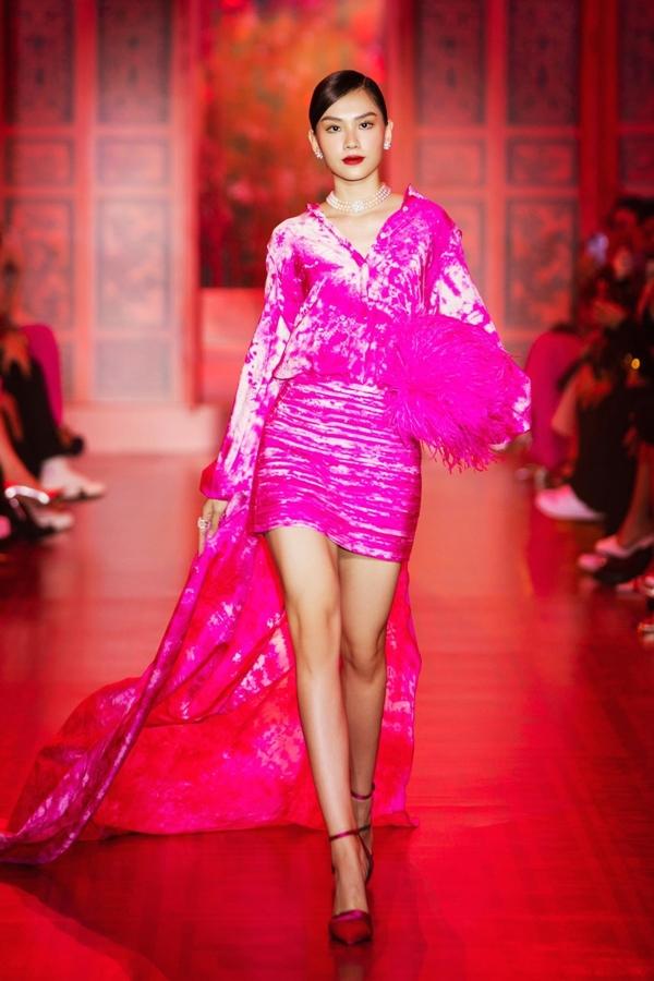 Hoa hậu Kỳ Duyên diện đầm xuyên thấu sáng rực sàn catwalk-4