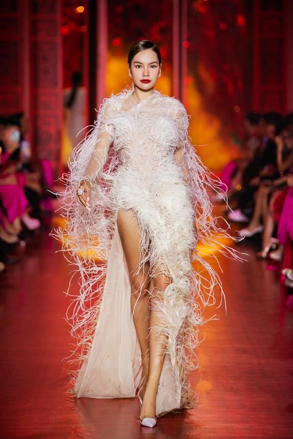 Hoa hậu Kỳ Duyên diện đầm xuyên thấu sáng rực sàn catwalk-11