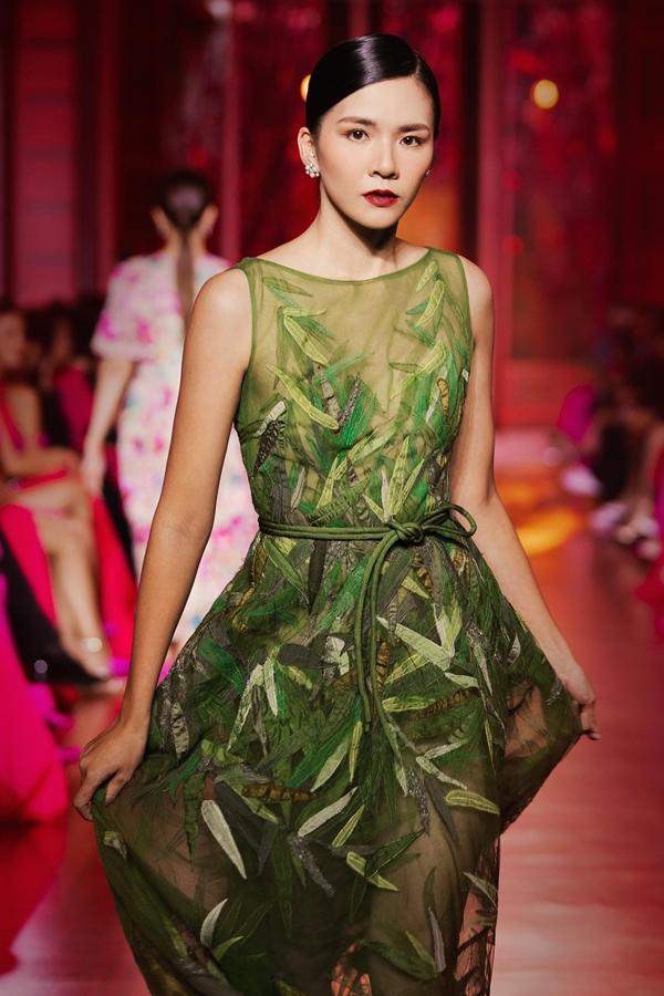 Hoa hậu Kỳ Duyên diện đầm xuyên thấu sáng rực sàn catwalk-7