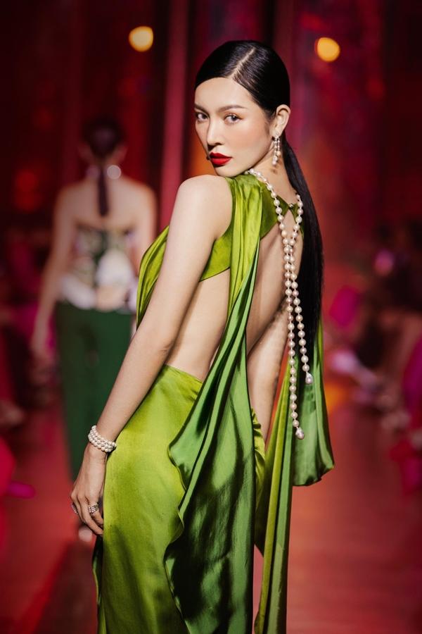 Hoa hậu Kỳ Duyên diện đầm xuyên thấu sáng rực sàn catwalk-8