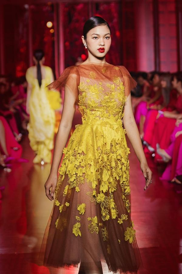 Hoa hậu Kỳ Duyên diện đầm xuyên thấu sáng rực sàn catwalk-9