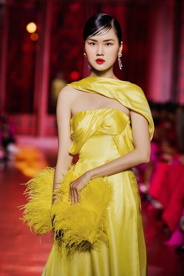 Hoa hậu Kỳ Duyên diện đầm xuyên thấu sáng rực sàn catwalk-10