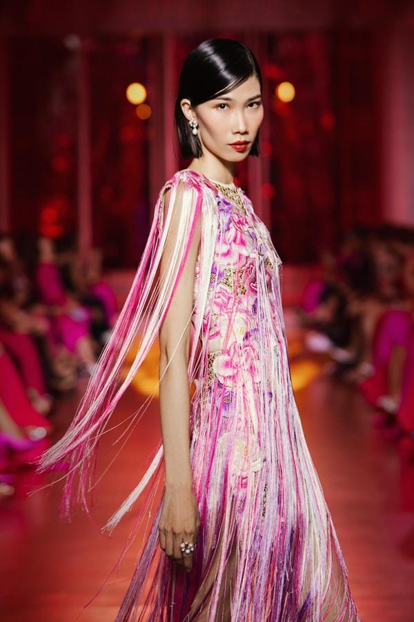 Hoa hậu Kỳ Duyên diện đầm xuyên thấu sáng rực sàn catwalk-12