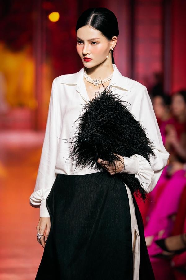 Hoa hậu Kỳ Duyên diện đầm xuyên thấu sáng rực sàn catwalk-14