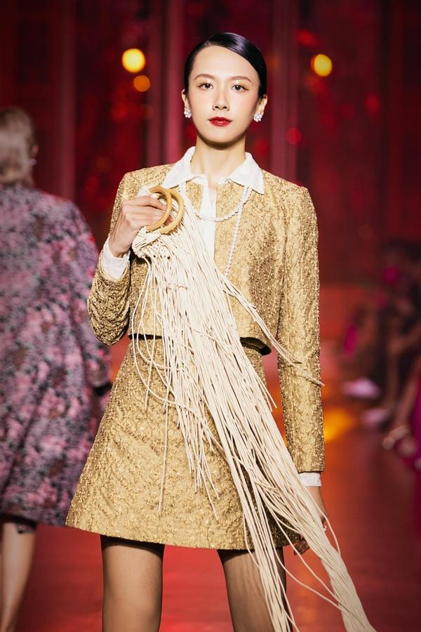 Hoa hậu Kỳ Duyên diện đầm xuyên thấu sáng rực sàn catwalk-15