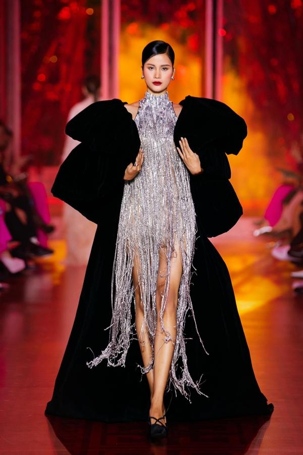 Hoa hậu Kỳ Duyên diện đầm xuyên thấu sáng rực sàn catwalk-16