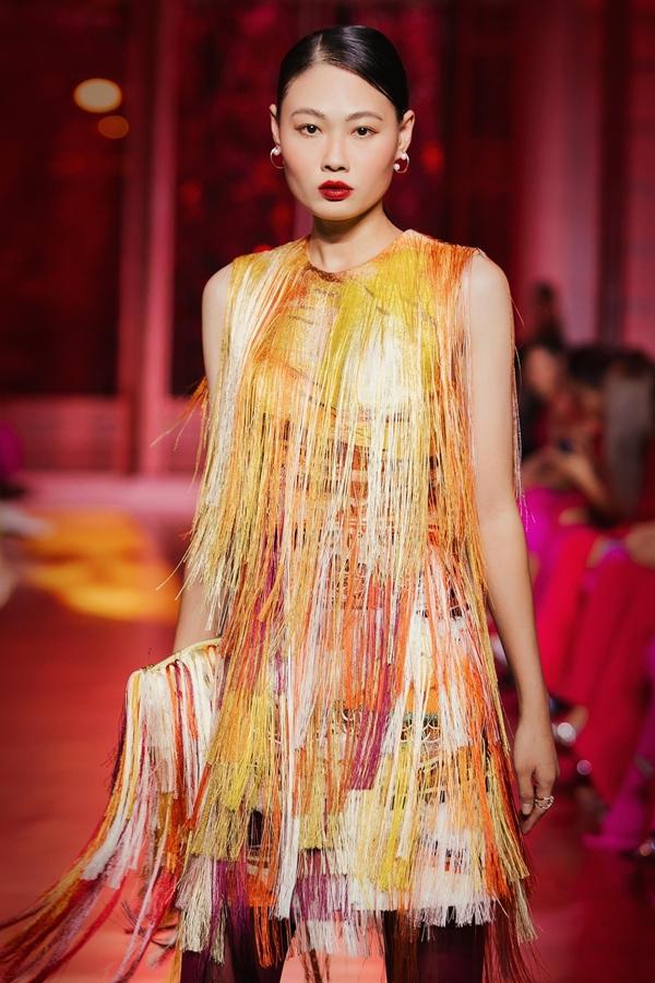 Hoa hậu Kỳ Duyên diện đầm xuyên thấu sáng rực sàn catwalk-17