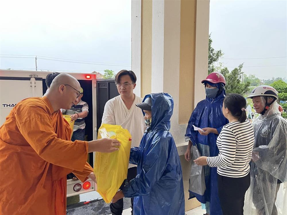 Xôn xao hình ảnh MC Đại Nghĩa xuống tóc trong chùa-8