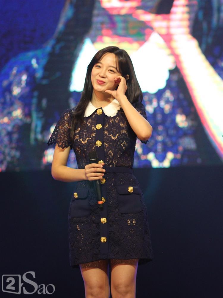 Nữ chính Hẹn Hò Chốn Công Sở khoe giọng hát siêu ngọt tại Việt Nam-4