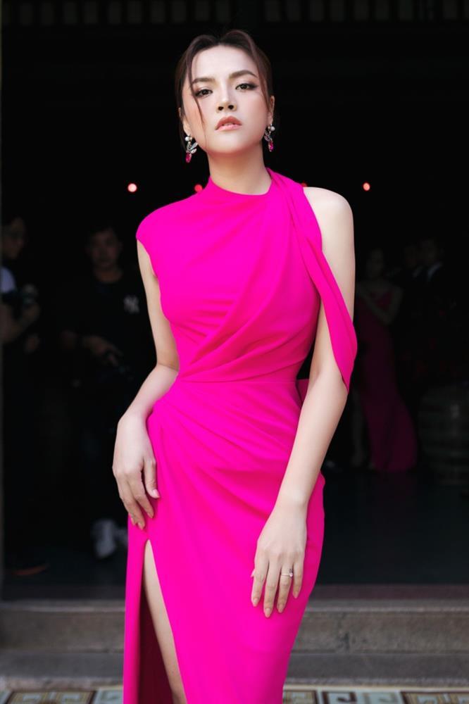 Nhã Phương nổi bật chiếm spotlight giữa dàn diễn viên VTV-6