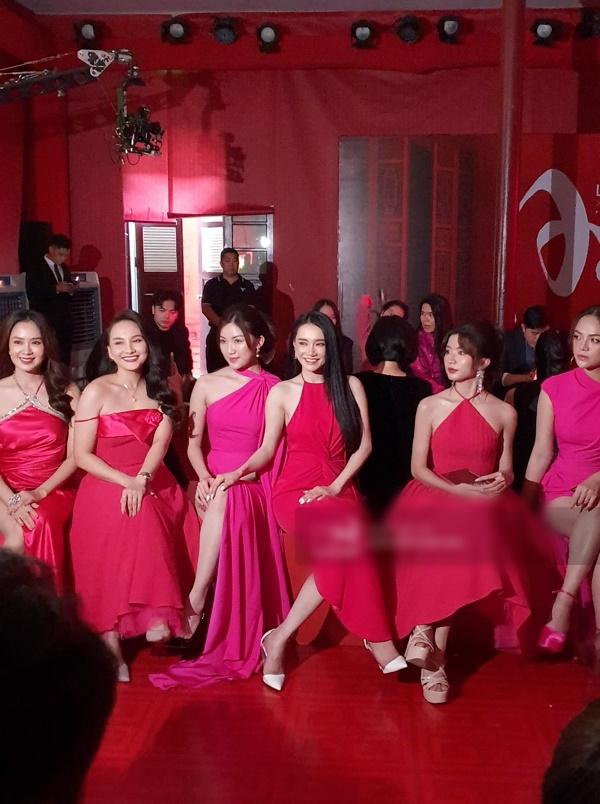 Nhã Phương nổi bật chiếm spotlight giữa dàn diễn viên VTV-1