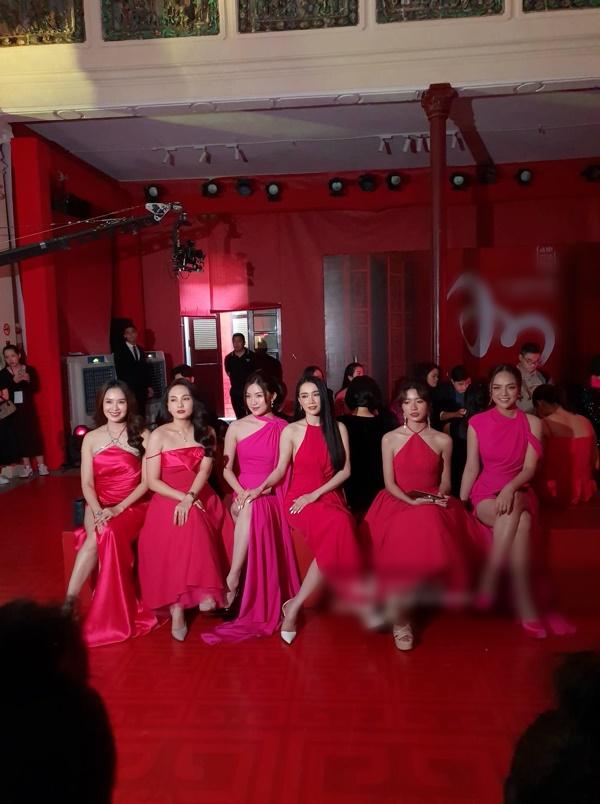 Nhã Phương nổi bật chiếm spotlight giữa dàn diễn viên VTV-2