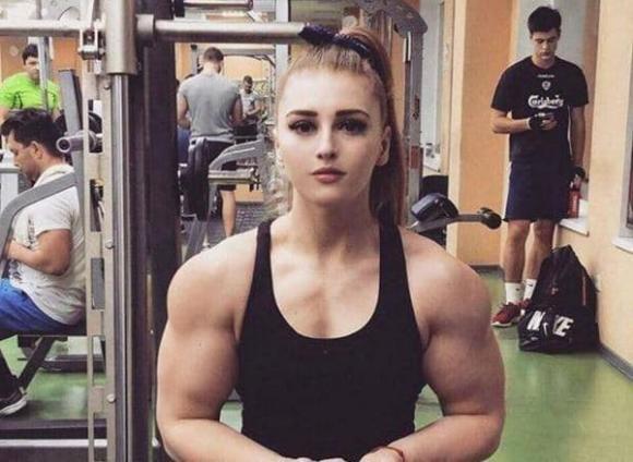 Người đẹp Nga gây bất ngờ khi khoe cận ngoại hình thật-1