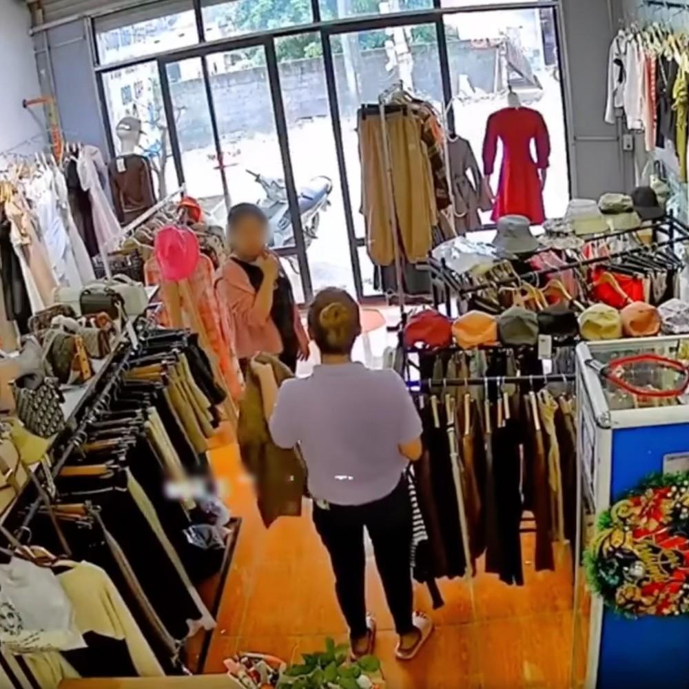 Khách thử đồ, chủ shop bắt nộp phạt vì áo dính mùi hôi nách-1