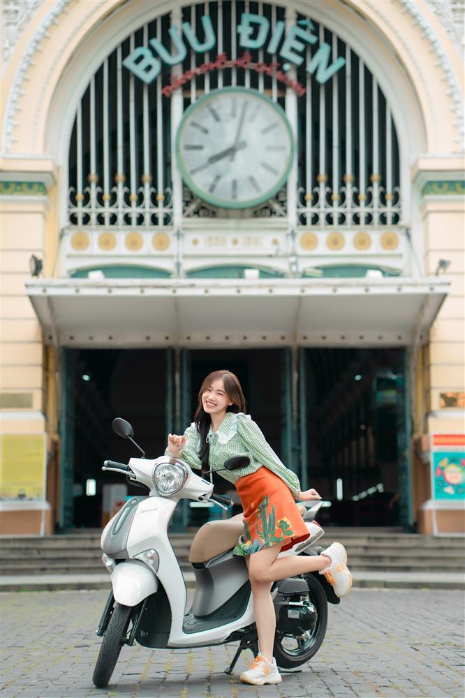 Nữ Youtuber thích mê xe Yamaha Janus-1