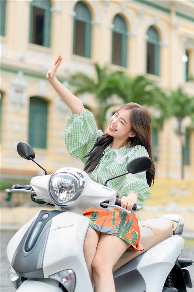 Nữ Youtuber thích mê xe Yamaha Janus-2