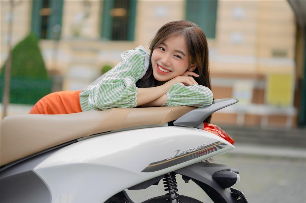 Nữ Youtuber thích mê xe Yamaha Janus-3