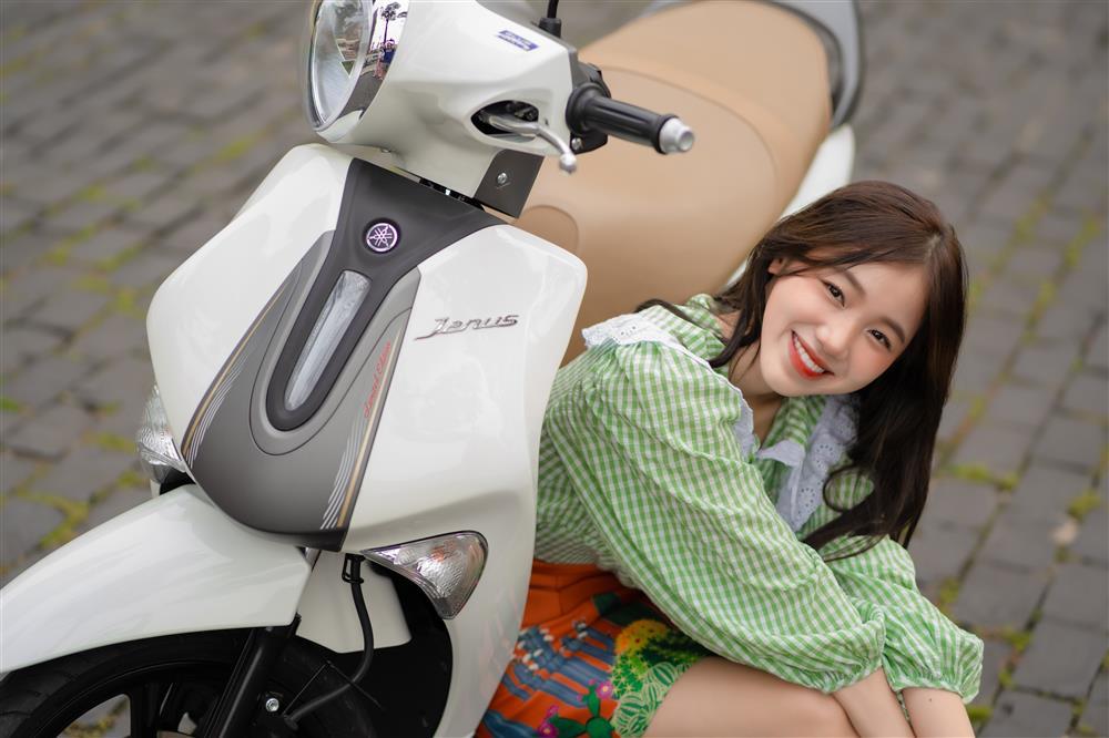 Nữ Youtuber thích mê xe Yamaha Janus-5