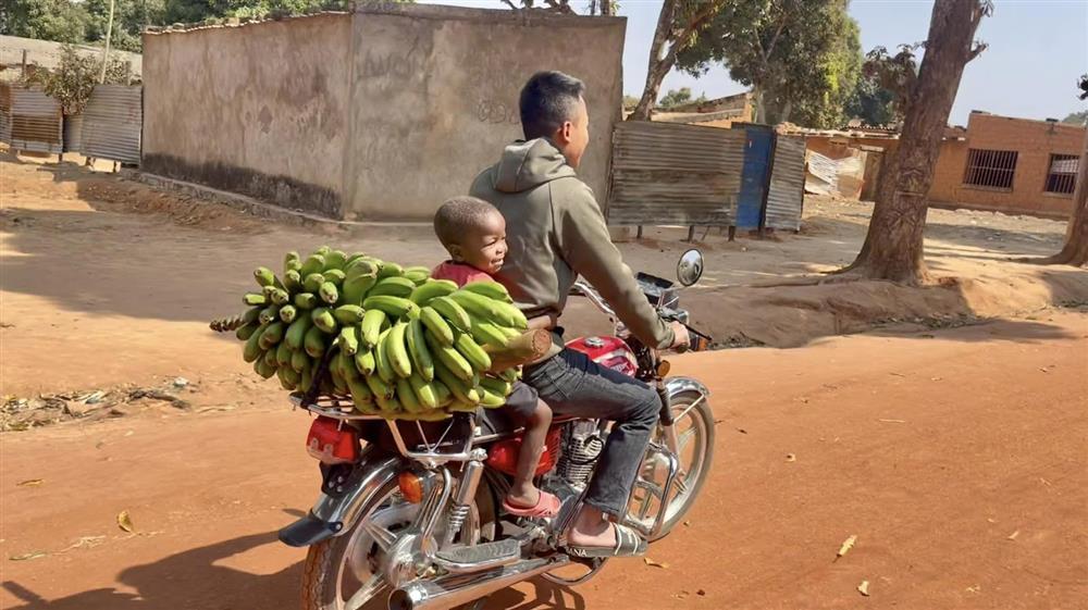 Chi phí khủng Quang Linh Vlog đưa team châu Phi về Việt Nam-1