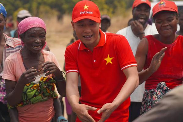 Quang Linh Vlog gửi quà đặc biệt, động viên Thùy Tiên giữa tâm bão-8