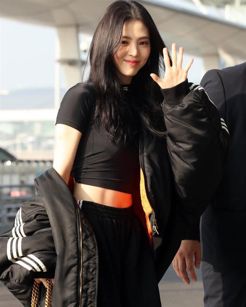 Han So Hee đi làm quán rượu, nhan sắc CAM thường gây sốt-5