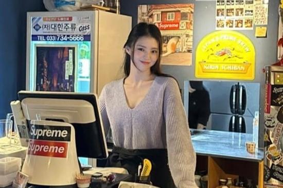 Han So Hee đi làm quán rượu, nhan sắc CAM thường gây sốt