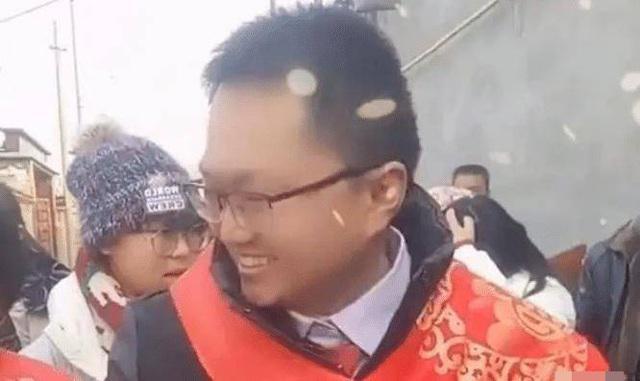 Cô dâu hơn chú rể 12 tuổi, ngoại hình khiến khách mời xôn xao-2