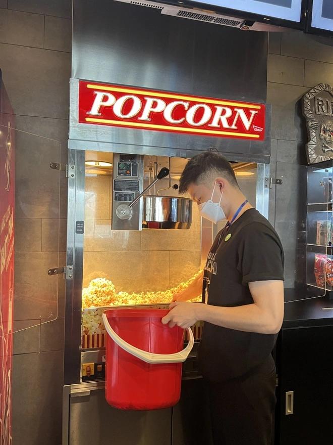 Rạp Lotte bị phản ứng vì tổ chức ăn bắp rang bằng xô-2