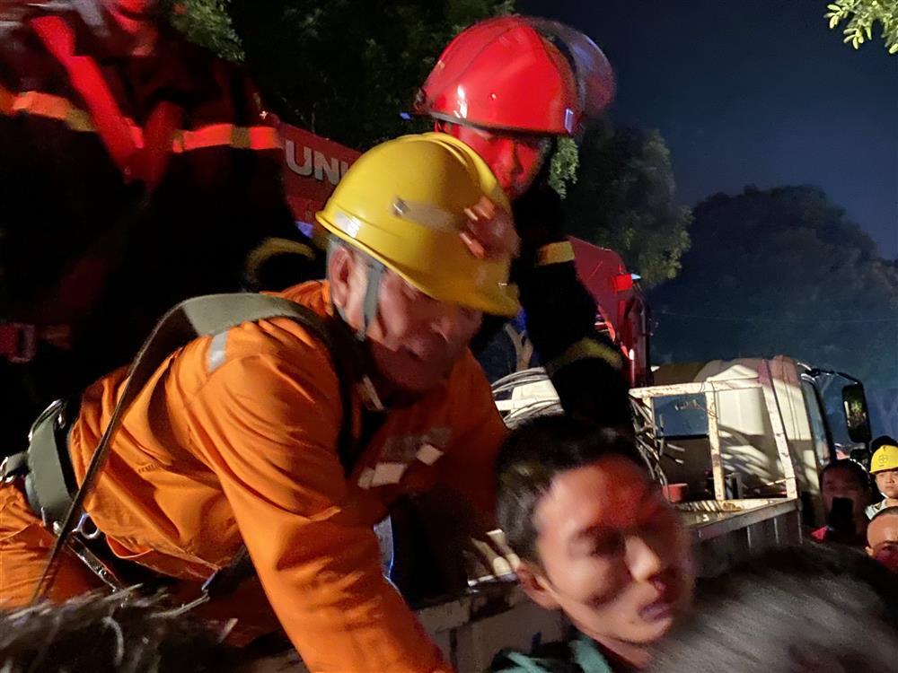 Thanh niên tâm thần trốn viện, trèo lên đỉnh cột điện ngồi chơi-2