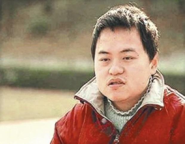 Thần đồng 17 tuổi đã học thạc sĩ nhưng ăn cần người đút, đánh răng tận giường-3