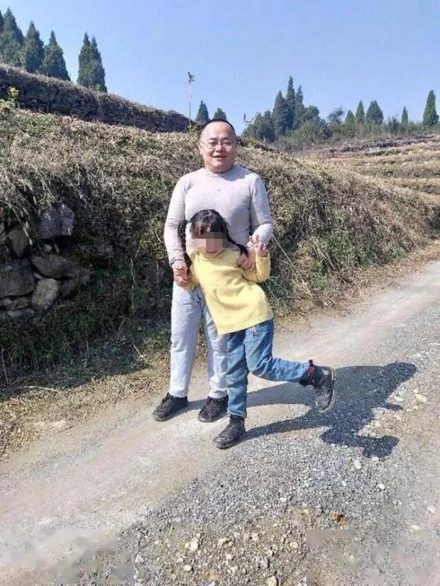 Thần đồng 17 tuổi đã học thạc sĩ nhưng ăn cần người đút, đánh răng tận giường-4