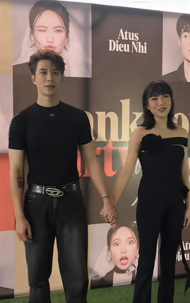 2 lần đụng hàng MONO, Anh Tú đều ăn đứt bản chính-3