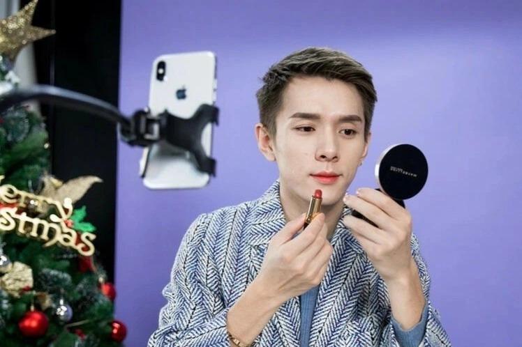 Ông hoàng, bà chúa livestream dần hết đường làm ăn-1