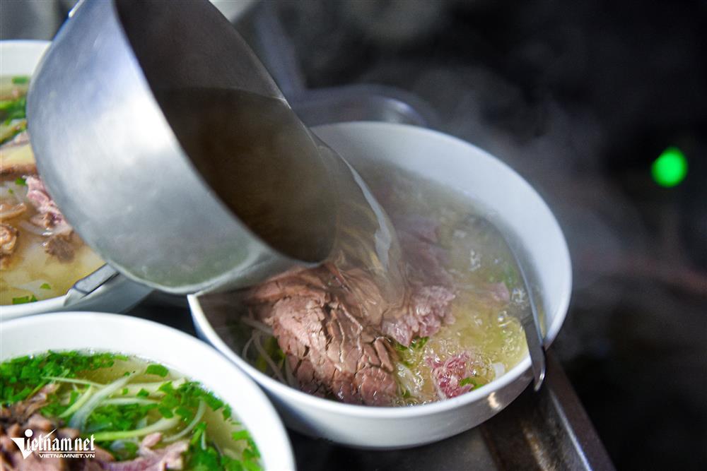 Quán phở ba đời ở phố cổ Hà Nội: Giá khó tin, khách chờ đến lượt-3