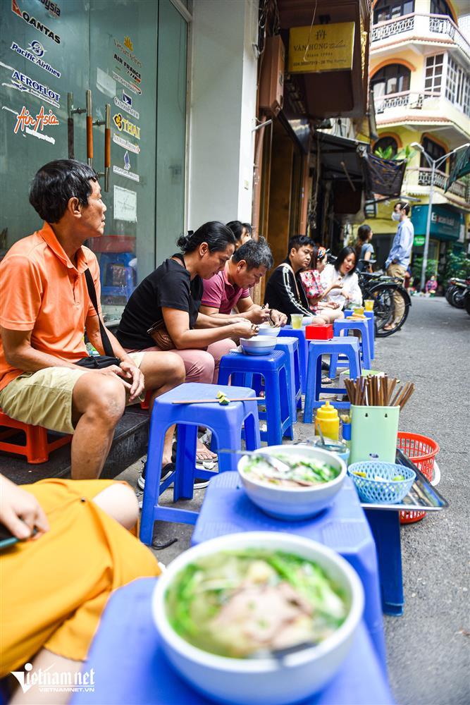 Quán phở ba đời ở phố cổ Hà Nội: Giá khó tin, khách chờ đến lượt-10
