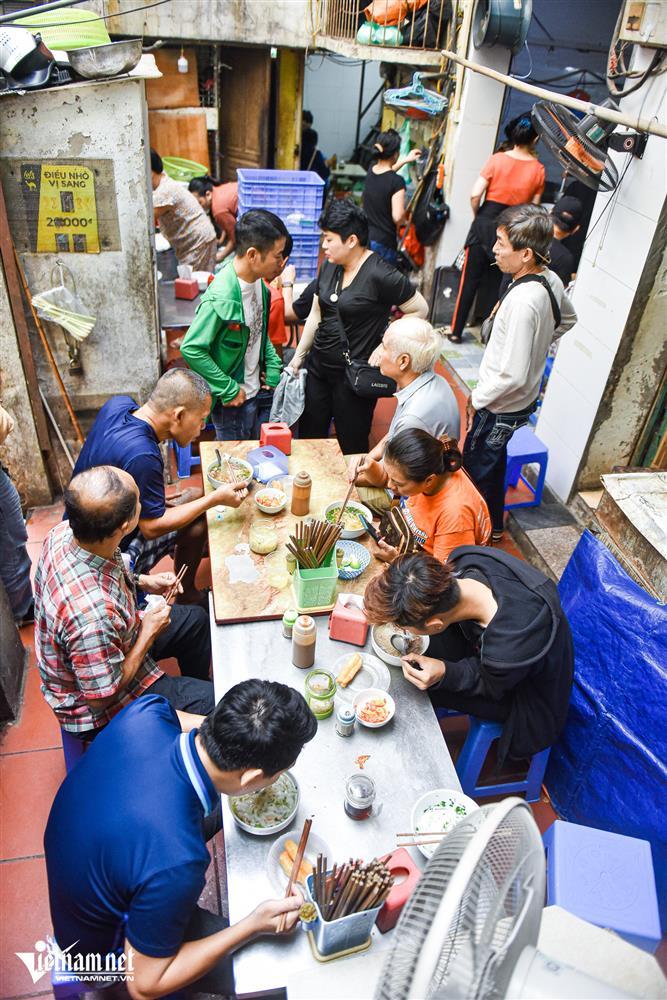 Quán phở ba đời ở phố cổ Hà Nội: Giá khó tin, khách chờ đến lượt-8