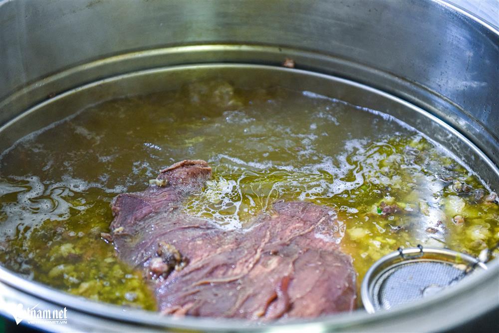 Quán phở ba đời ở phố cổ Hà Nội: Giá khó tin, khách chờ đến lượt-2