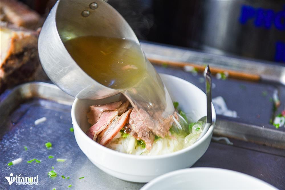 Quán phở ba đời ở phố cổ Hà Nội: Giá khó tin, khách chờ đến lượt-4