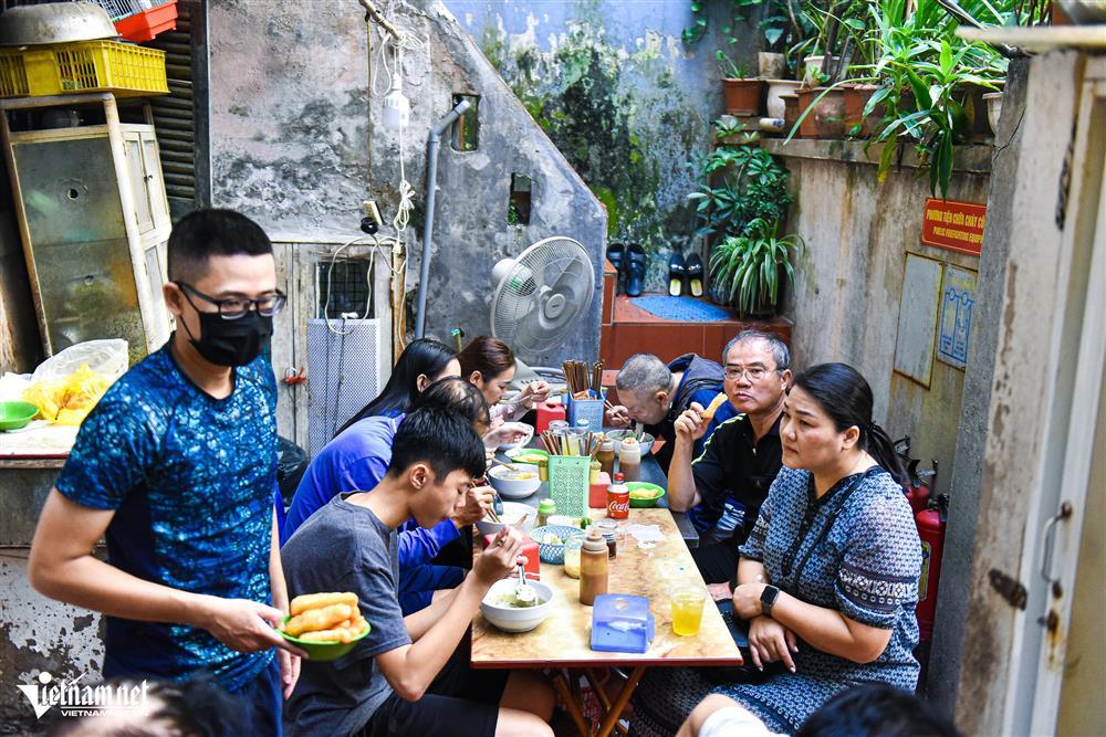 Quán phở ba đời ở phố cổ Hà Nội: Giá khó tin, khách chờ đến lượt-6