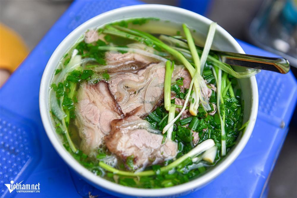 Quán phở ba đời ở phố cổ Hà Nội: Giá khó tin, khách chờ đến lượt-9